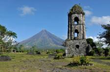 mount-mayon-volcano-and-ruins-of-cagsaua-church-in-albay-bicol-philippines